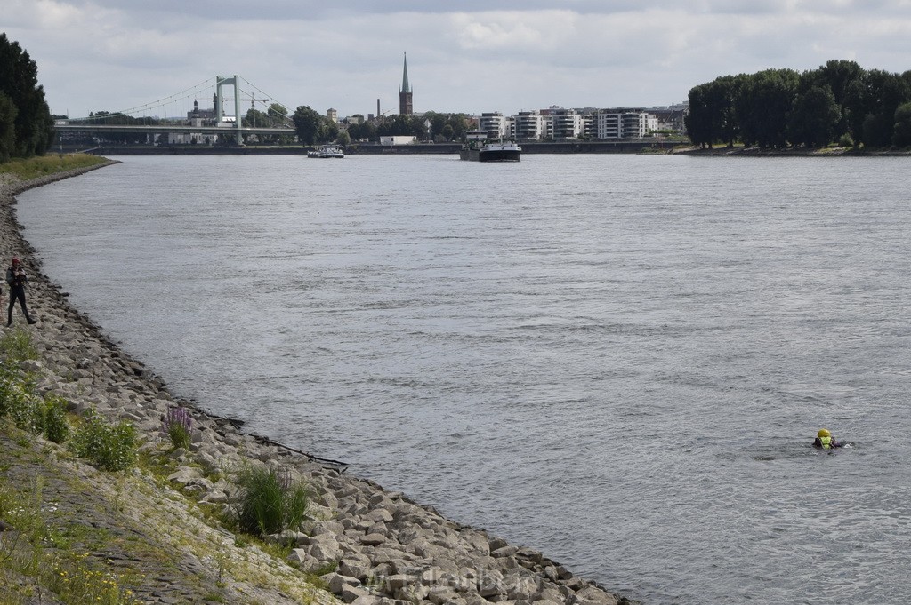 Uebung BF Taucher und Presse Koeln Zoobruecke Rhein P156.JPG - Miklos Laubert